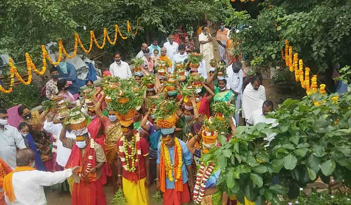శ్రీశైలంలో ఘ‌నంగా ఆషాఢ బోనాలు