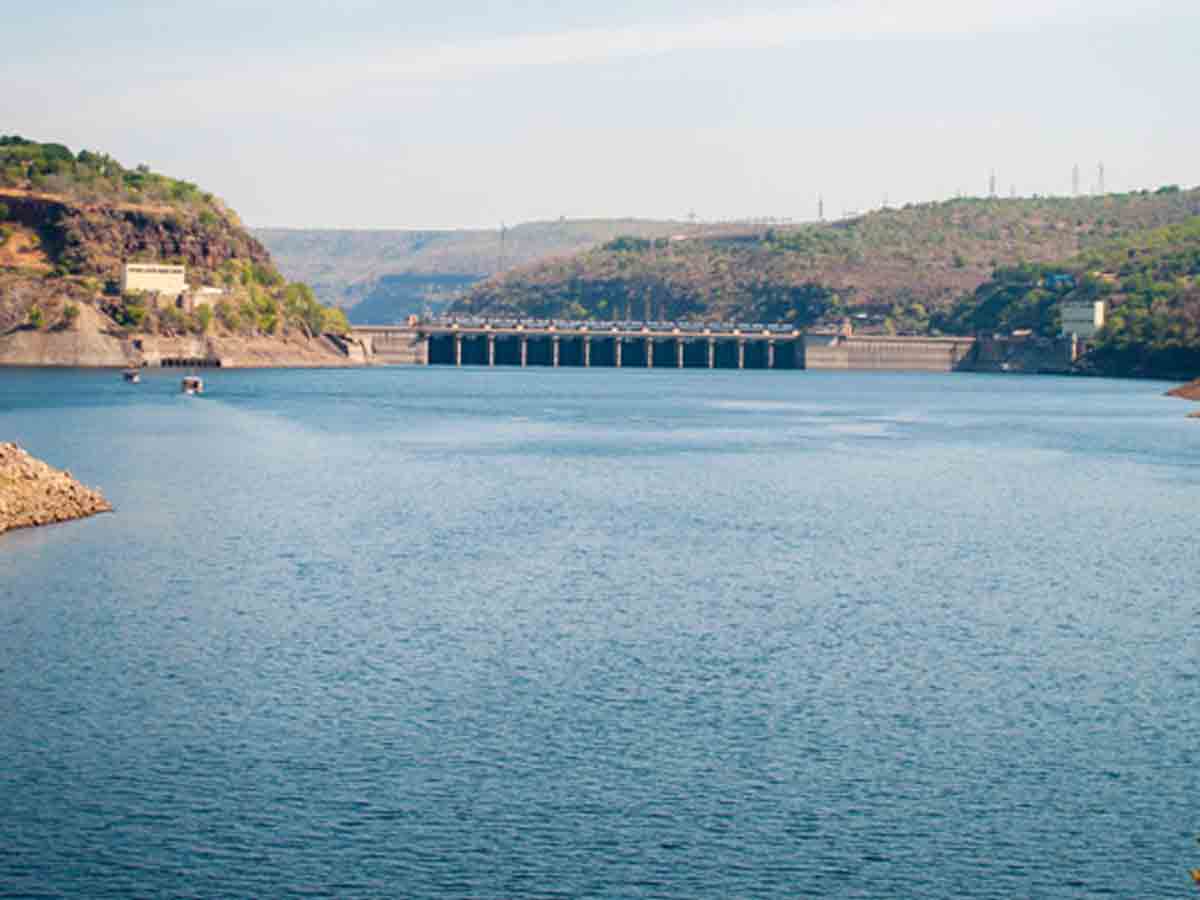 శ్రీశైలం జలాశయానికి భారీగా వరద ప్రవాహం