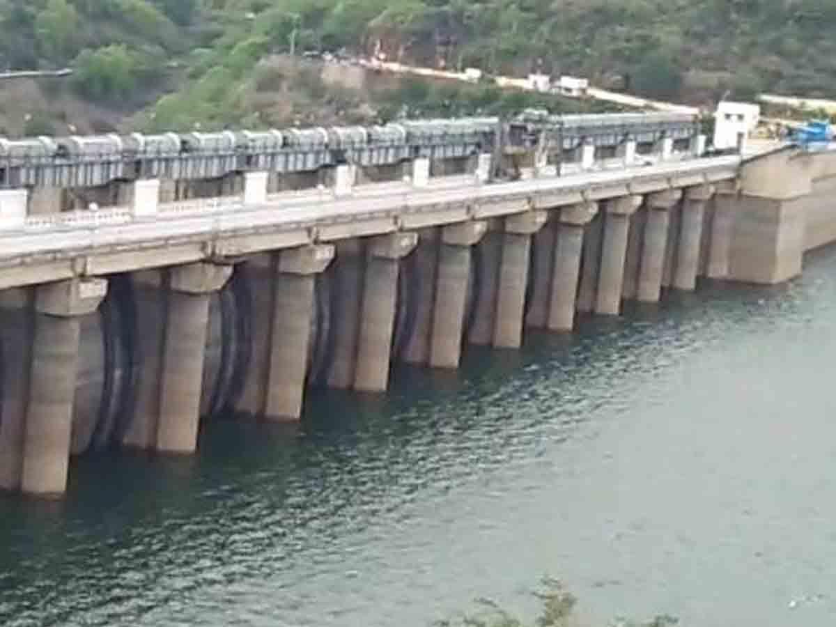 శ్రీశైలం, సాగర్కు కొనసాగుతున్న వరద