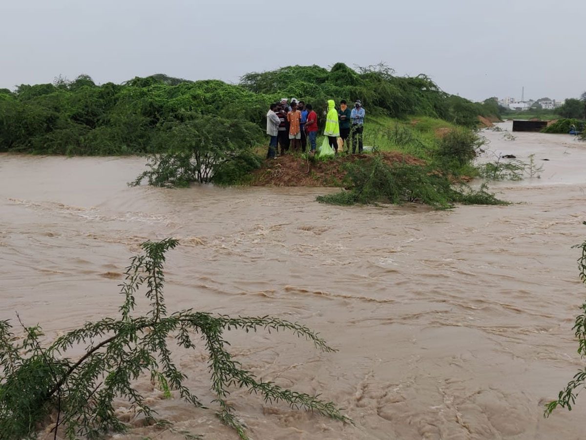 మూల వాగులో చిక్కుకున్న పది మంది జాలర్లు