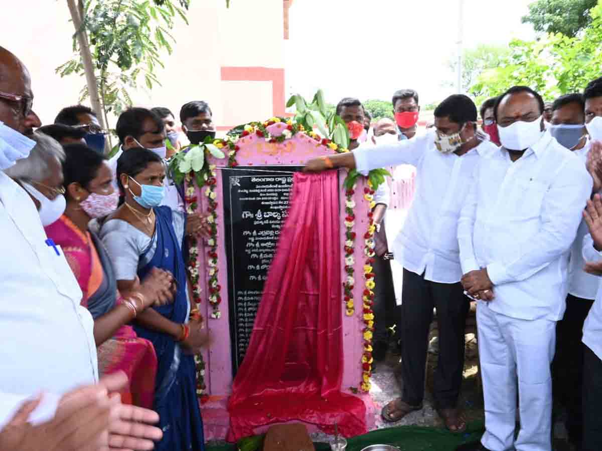 పలు అభివృద్ధి పనులకు శంకుస్థాపన చేసిన ప్రభుత్వ విప్‌ సుమన్‌