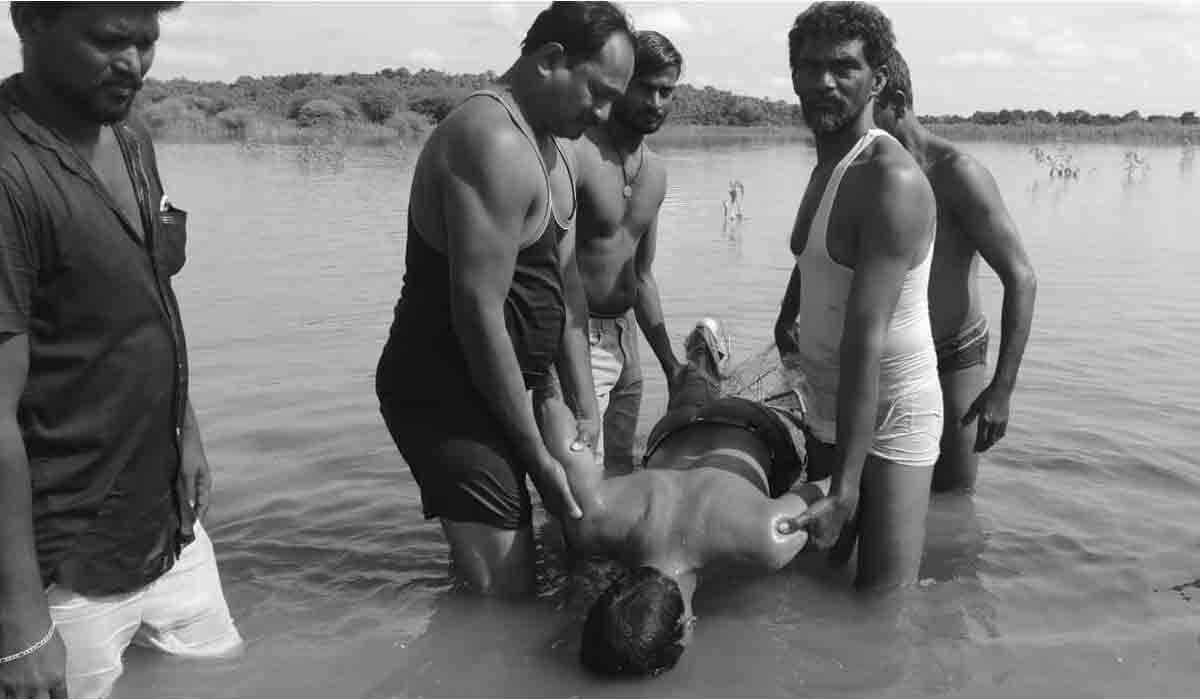 చెరువులో గ‌ల్లంతైన వ్య‌క్తి మృత‌దేహం వెలికితీత‌