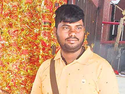 మాజీ ఐఏఎస్‌ ఇంటి అడ్రస్‌తో దొంగ ఆధార్‌ కార్డు