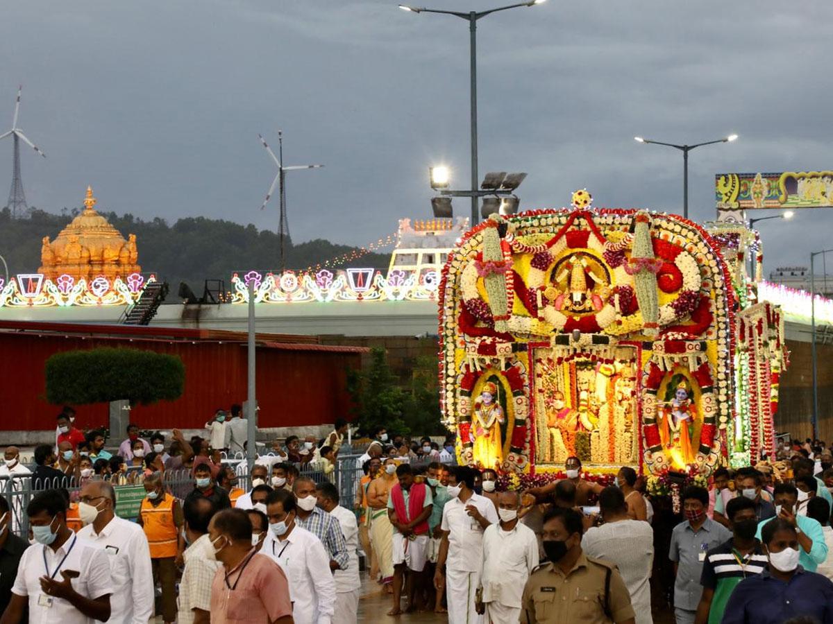 పుష్ప పల్లకీపై మ‌ల‌య‌ప్ప స్వామి వారి ద‌ర్శనం