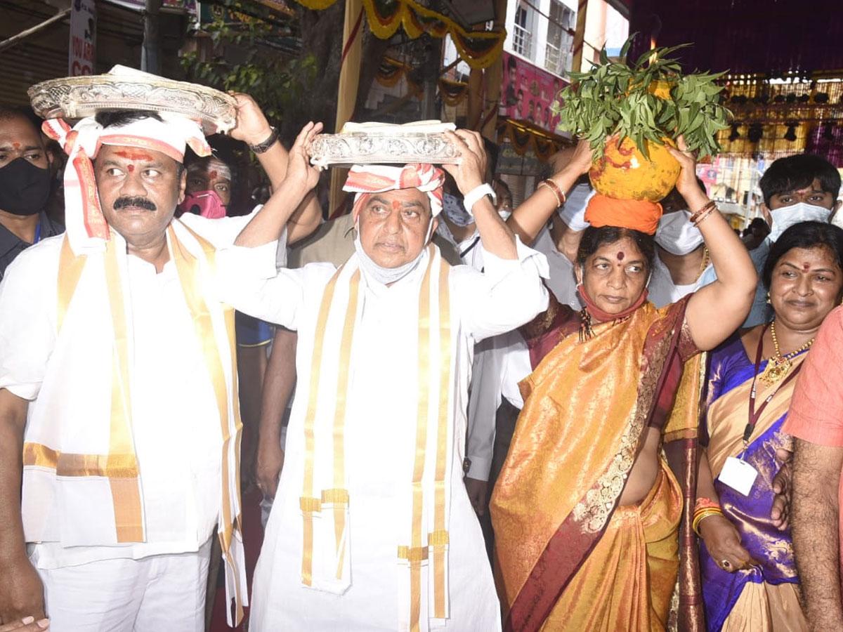 ఉజ్జయిని అమ్మవారికి పట్టువస్త్రాలు సమర్పించిన మంత్రులు