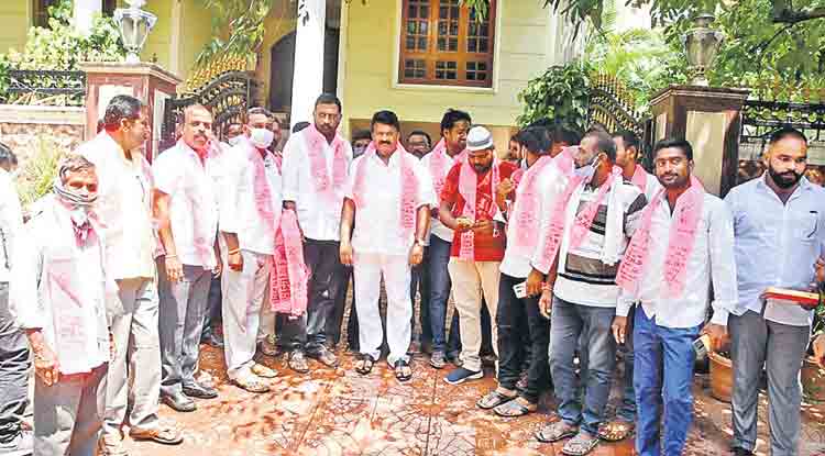 కారెక్కిన వీణవంక కాంగ్రెస్‌ నేతలు