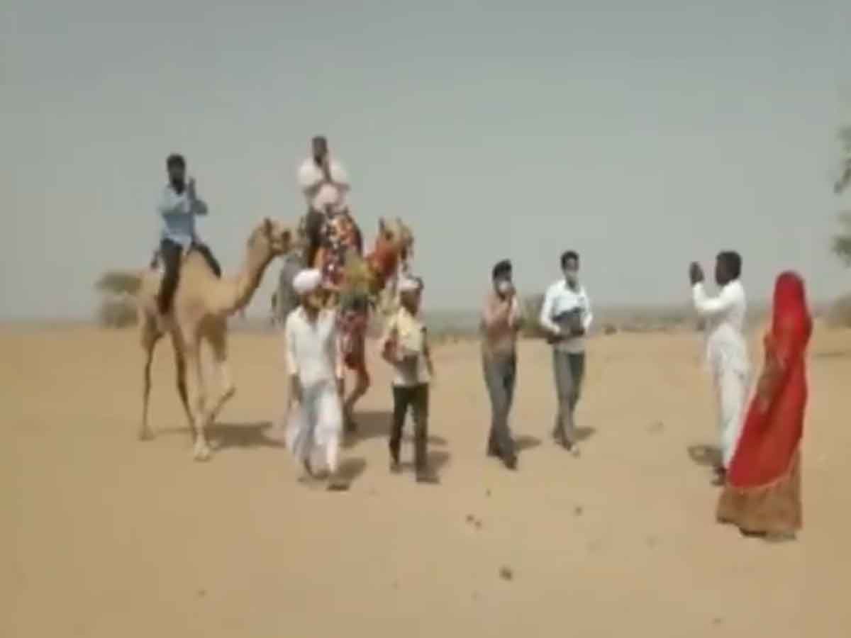 ఒంటెలపై విద్యార్థుల ఇండ్లకు వెళ్లి బోధించిన టీచర్లు