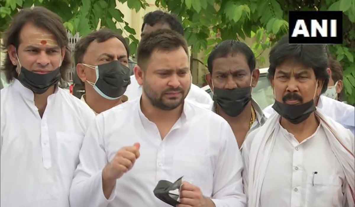 నల్ల మాస్క్‌లు, హెల్మెట్ల‌తో అసెంబ్లీకి వ‌చ్చిన ఎమ్మెల్యేలు..