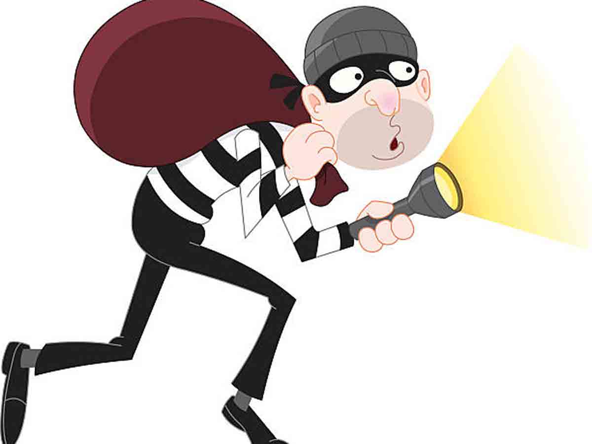 హైద‌రాబాద్‌లో భారీ చోరీ.. 15 తులాల బంగారం, 10 తులాల వెండి మాయం