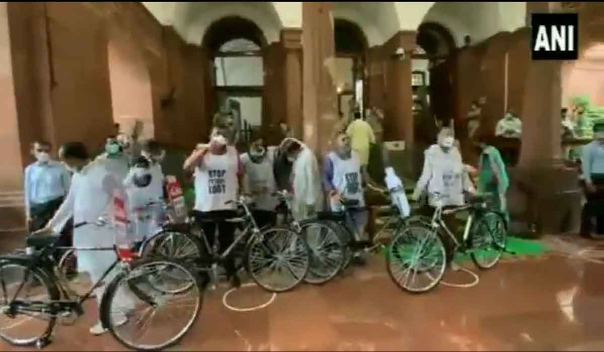 పెట్రో నిర‌స‌న‌..  పార్ల‌మెంట్‌కు సైకిల్‌పై టీఎంసీ ఎంపీలు