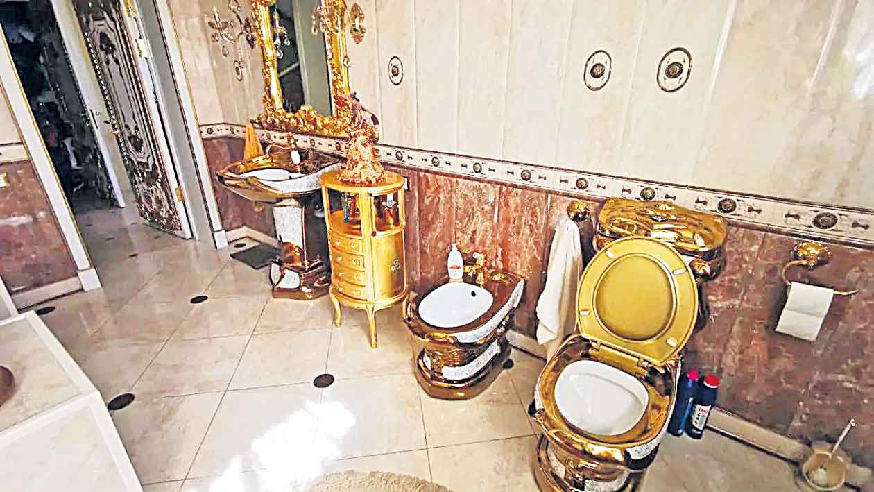 ట్రాఫిక్‌ పోలీస్‌ ఇంట బంగారు టాయ్‌లెట్‌!