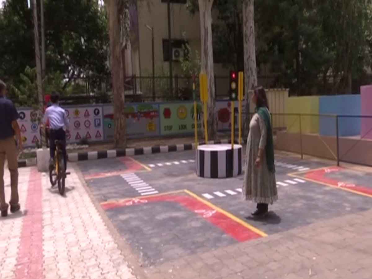ట్రాఫిక్‌ నియమాలపై అవగాహనకు.. స్కూల్‌లో ట్రాఫిక్‌ పార్క్‌