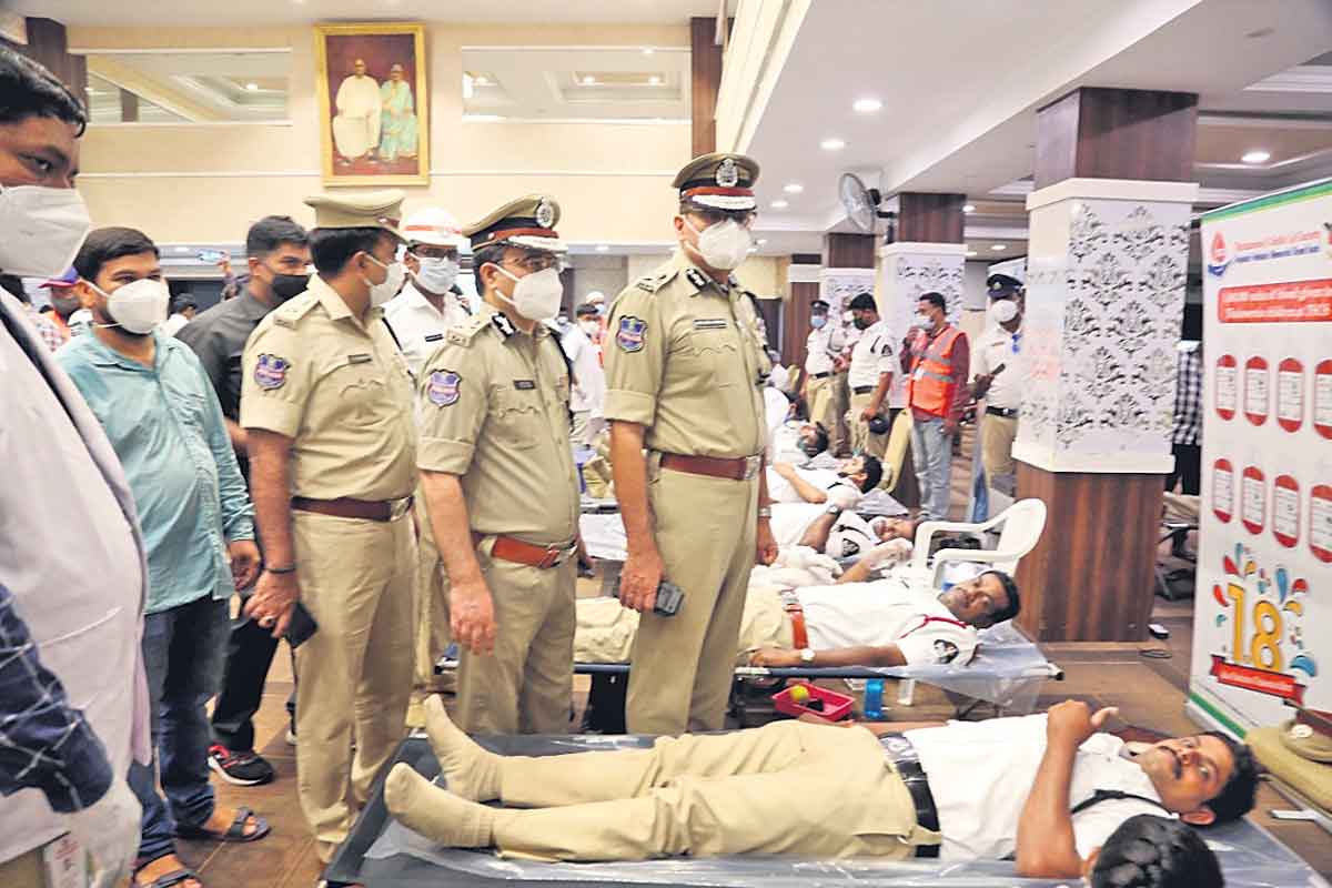 ట్రాఫిక్‌ పోలీసుల రక్తదానం