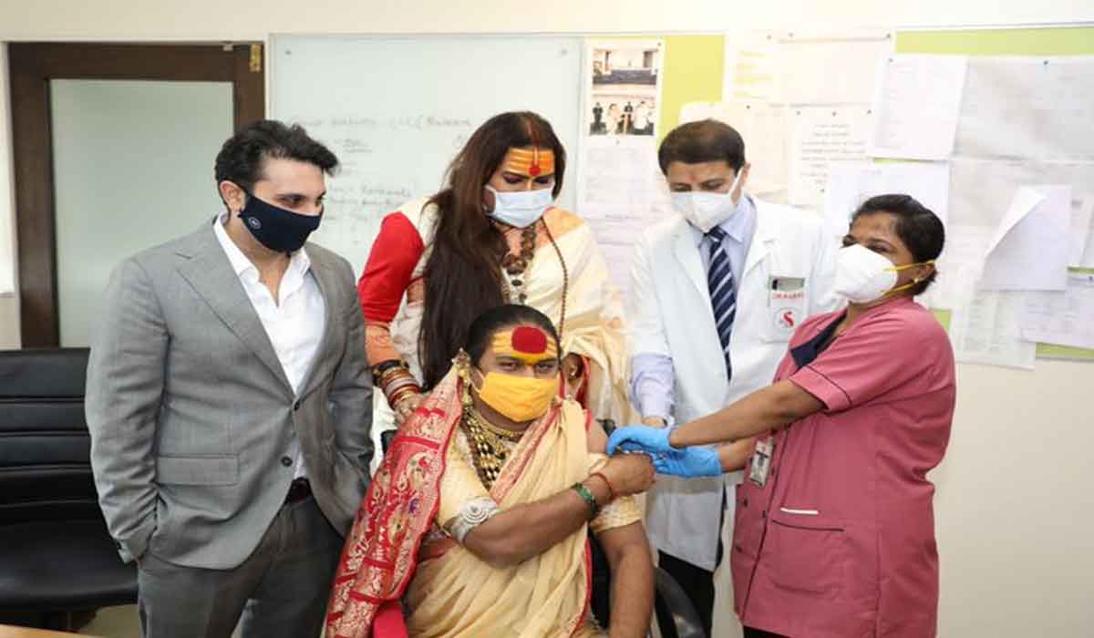 ట్రాన్స్‌జెండ‌ర్‌కు కోవీషీల్డ్‌ టీకా.. ఫోటో షేర్ చేసిన సీరం సీఈవో