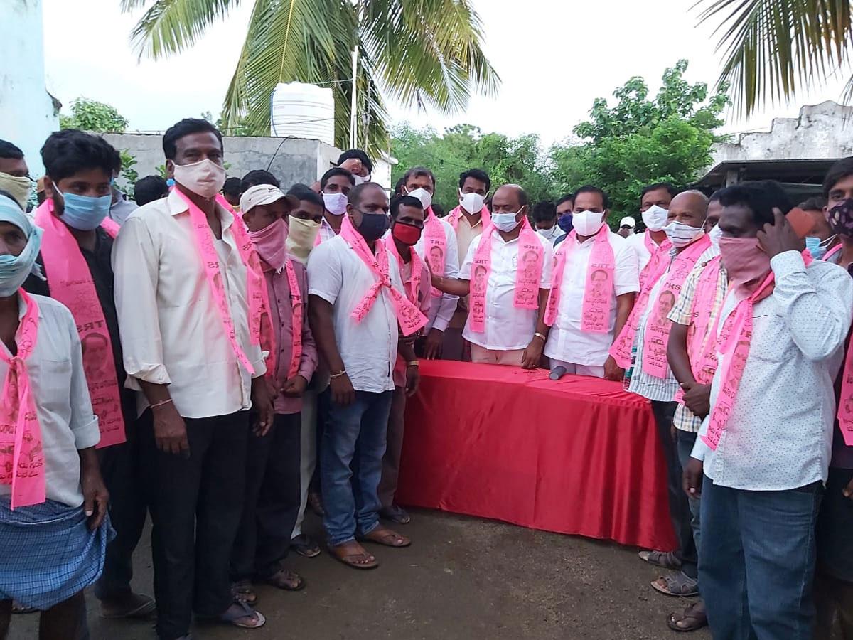 టీఆర్‌ఎస్‌లోకి జోరుగా చేరికలు