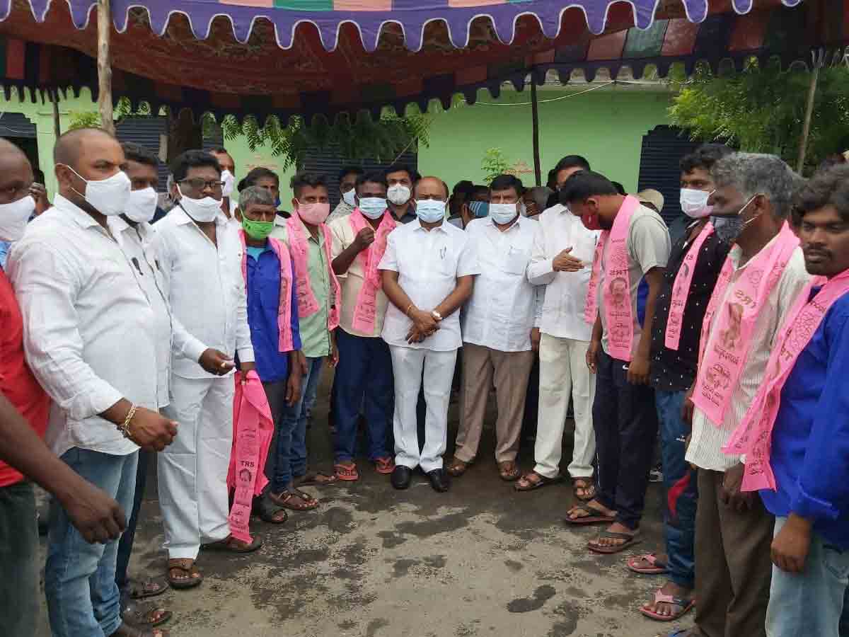 టీఆర్ఎస్‌లోకి అంబాల‌, నెరేళ్ల వాసులు