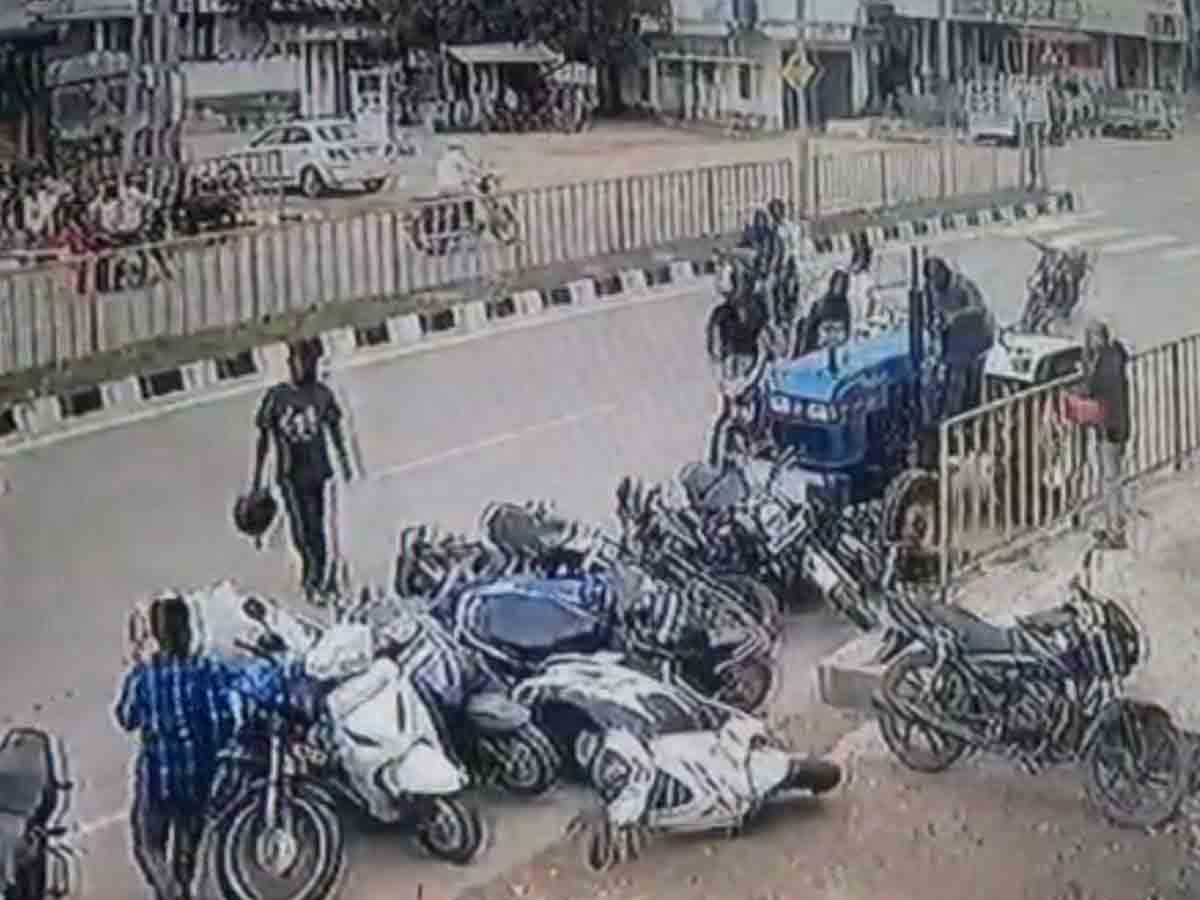 డ్రైవ‌ర్ లేకుండానే న‌డిచిన ట్రాక్టర్‌.. వీడియో