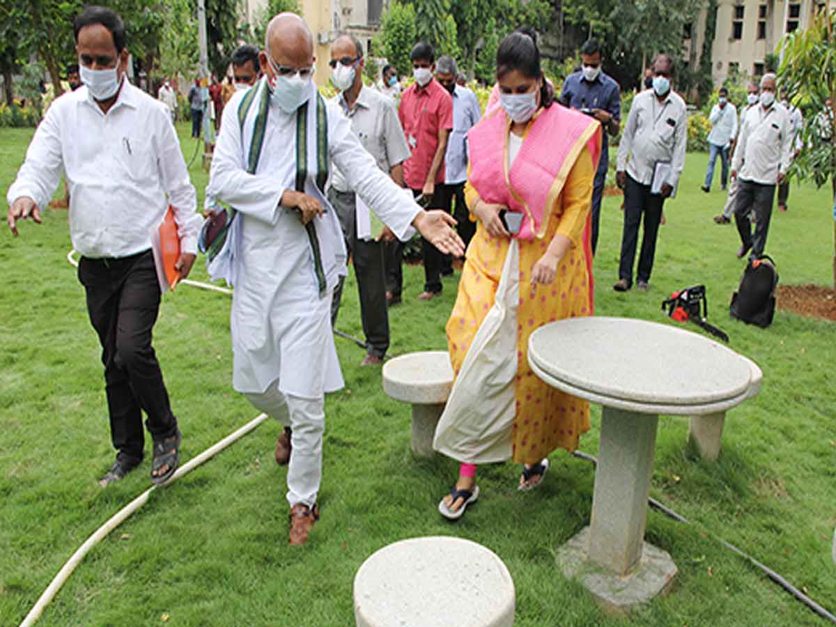 ఉద్యానవనాన్ని పరిశీలించిన టీటీడీ ఈఓ
