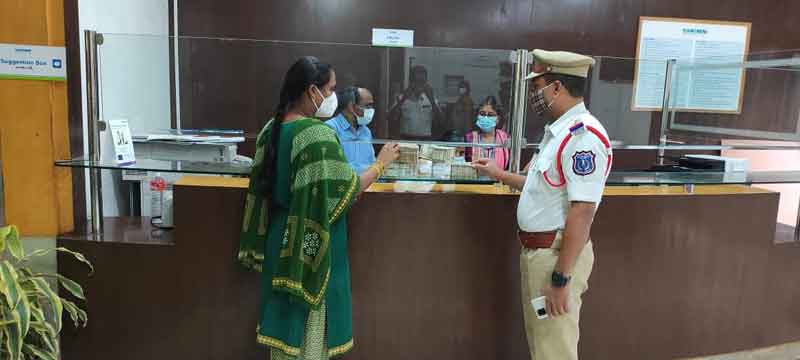 హోంగార్డు వైద్యానికి 10 లక్షలు