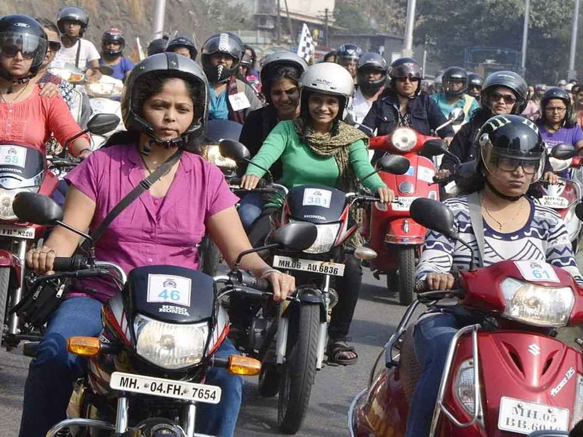 టూ వీలర్స్ కు అద్దాలు తప్పనిసరి : మద్రాస్ హైకోర్టు