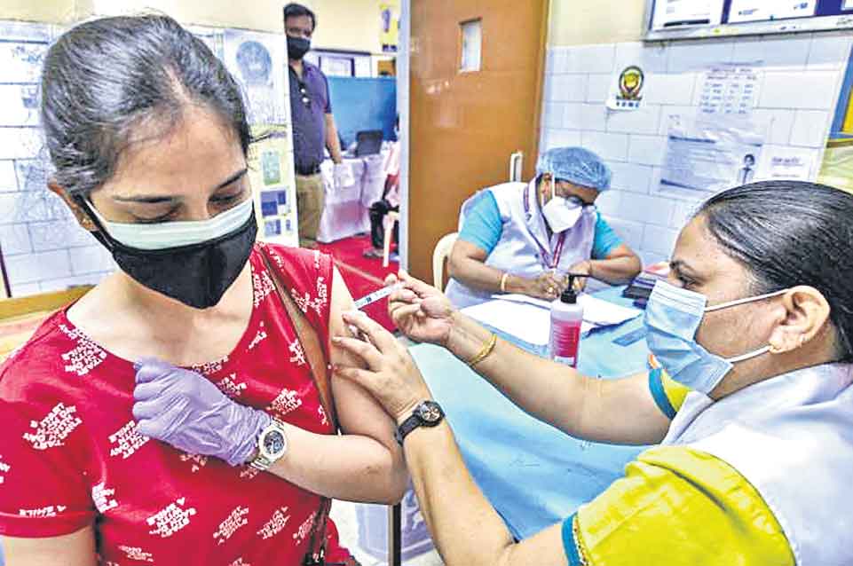 ‘వ్యాక్సిన్‌ వారియర్లు’ ఆదివాసీ మహిళలు