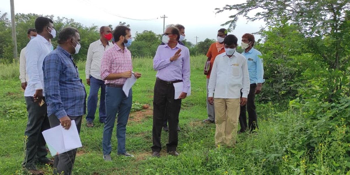 వాసాలమర్రిలో ప్రభుత్వ భూముల పరిశీలన