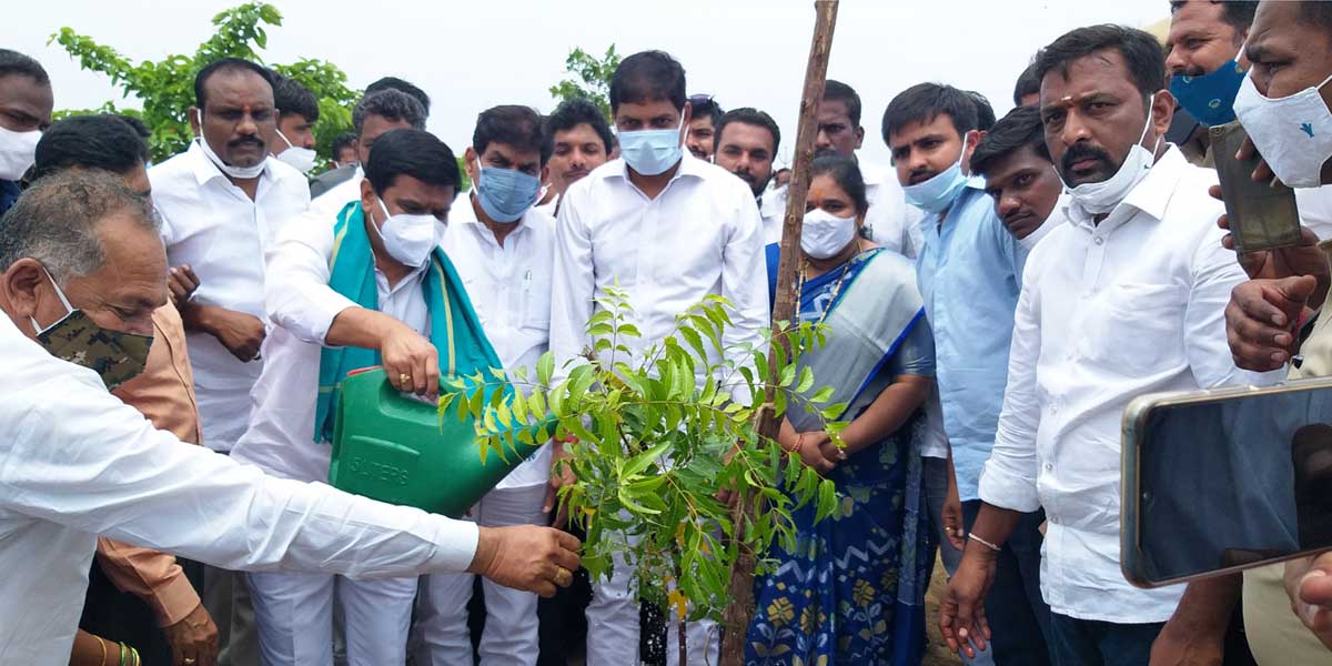 రోడ్డు వెడల్పు పనులను ప్రారంభించిన మంత్రి వేముల