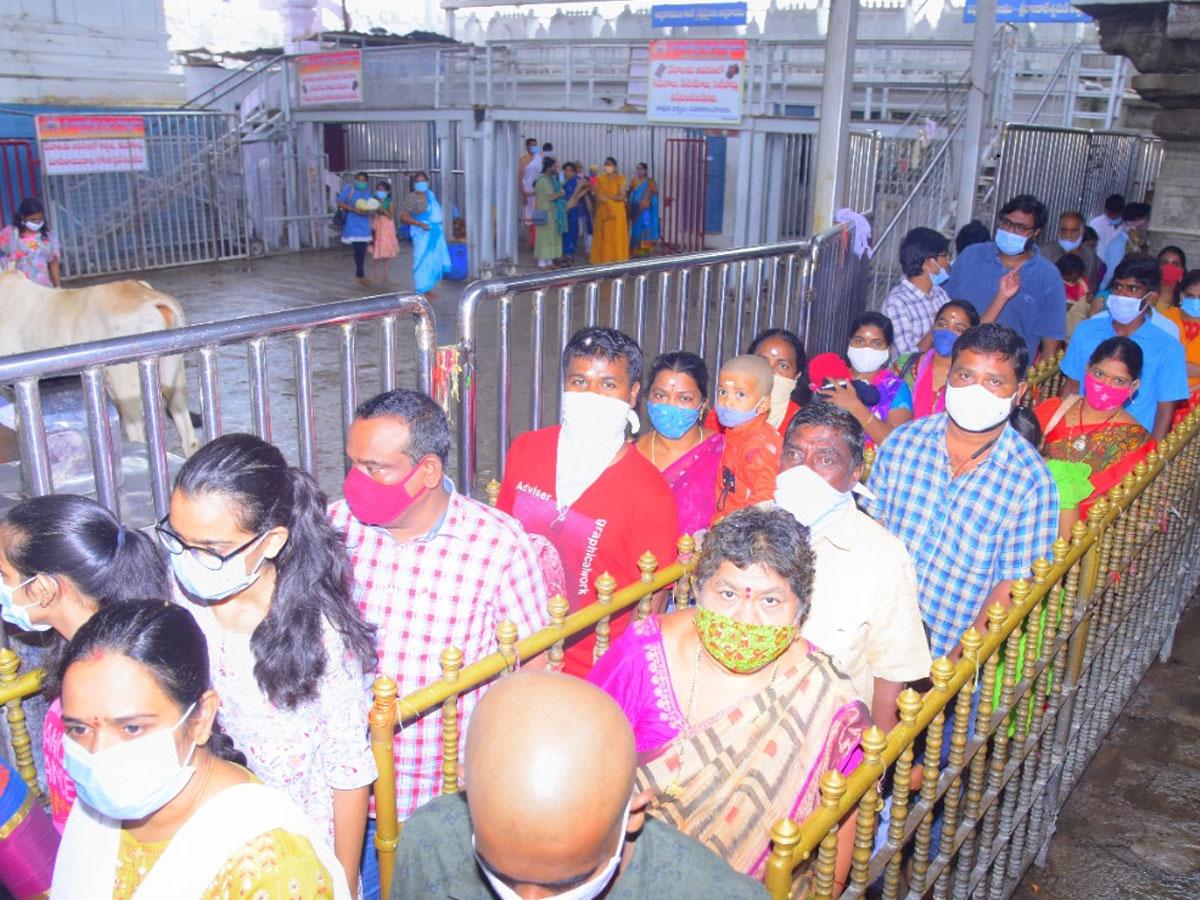 భక్తులతో కిటకిటలాడిన వేములవాడ