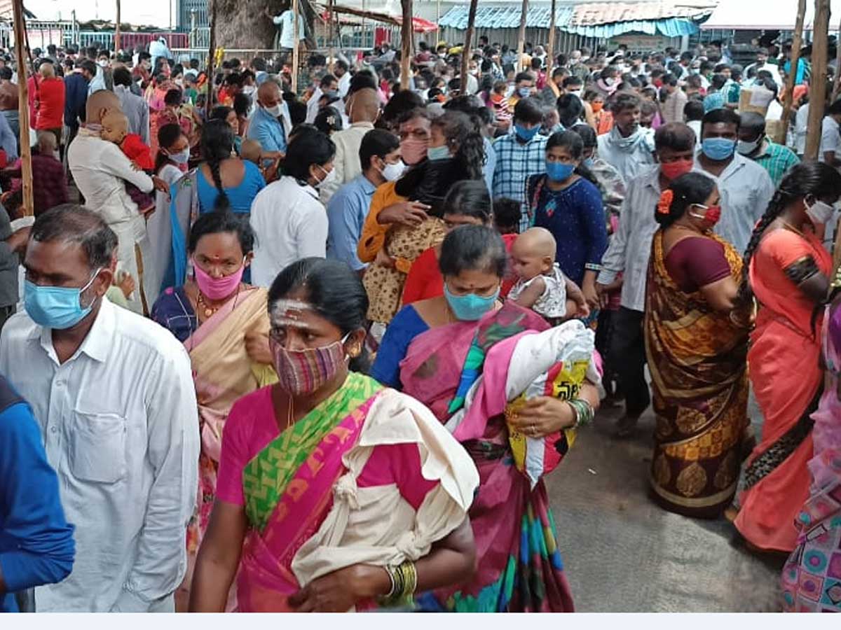 వేములవాడకు పోటెత్తిన భక్త జనం