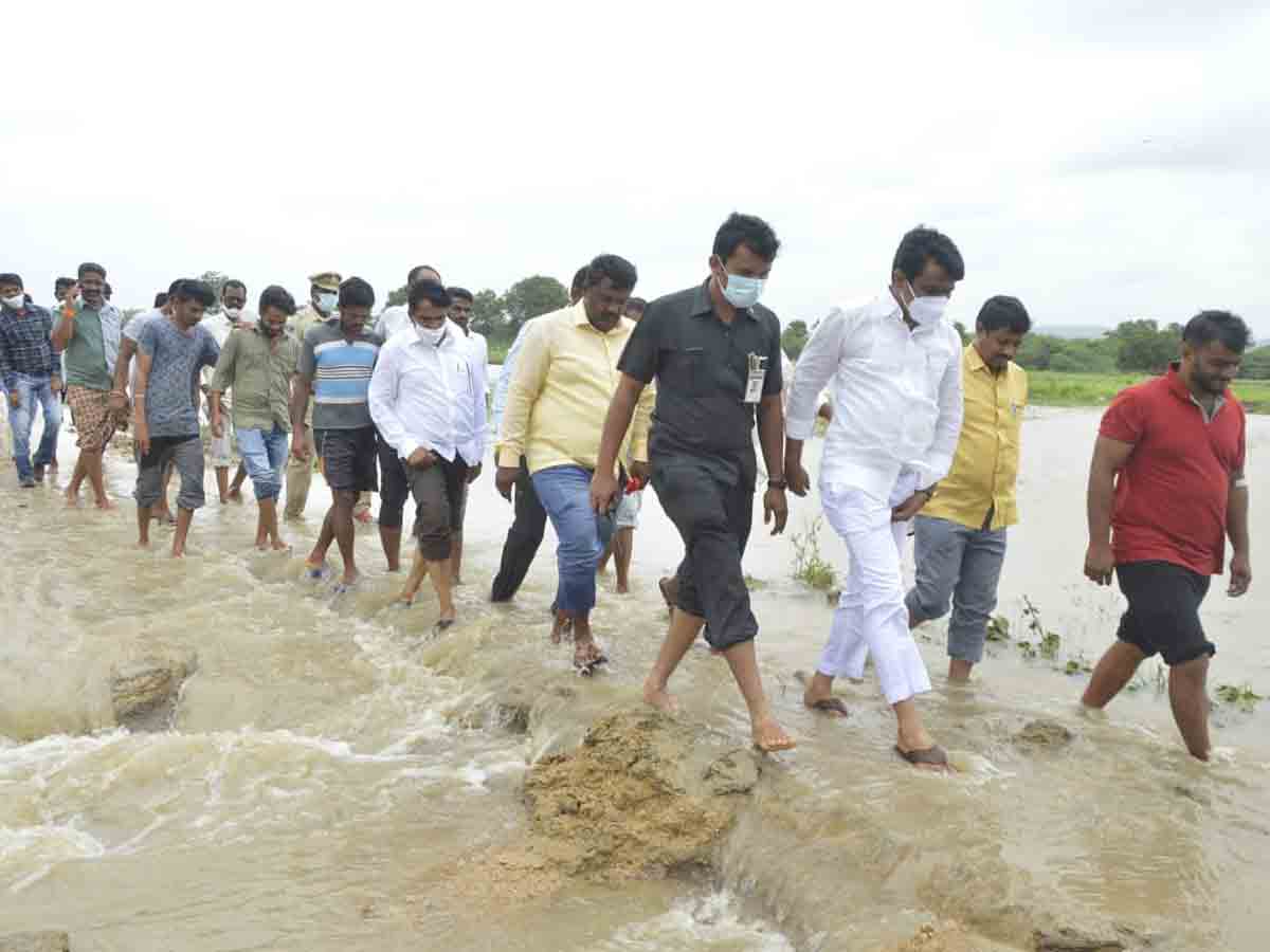 వ‌ర్షాల వ‌ల్ల దెబ్బ‌తిన్న చెరువులు, పంట‌ల ప‌రిశీల‌న‌