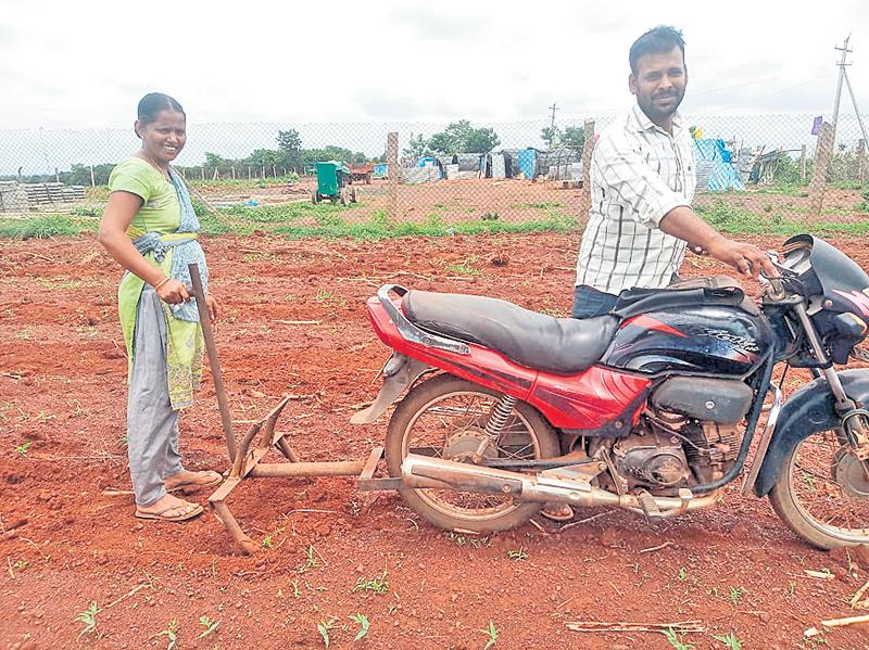 ఆధునిక పద్ధతిలో కలుపుతీత పనులు