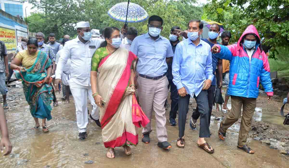భారీ వర్షాల నేపథ్యంలో అధికారులు అప్రమత్తంగా ఉండాలి : విన‌య్ భాస్క‌ర్‌