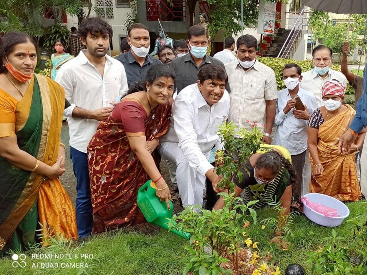 మొక్కలు నాటిన బోయినపల్లి వినోద్‌ కుమార్‌