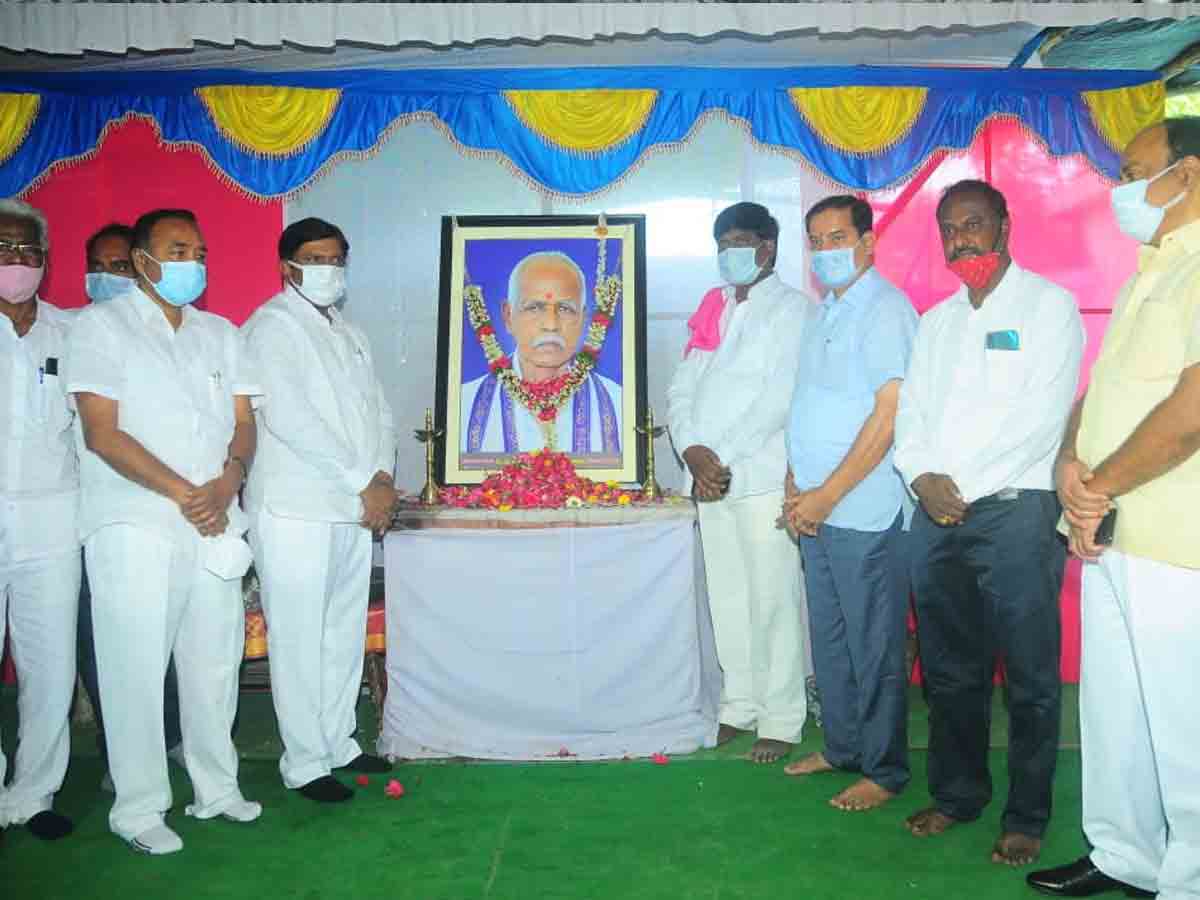 న‌ర్సంపేట ఎమ్మెల్యేకు వినోద్ కుమార్ ప‌రామ‌ర్శ‌