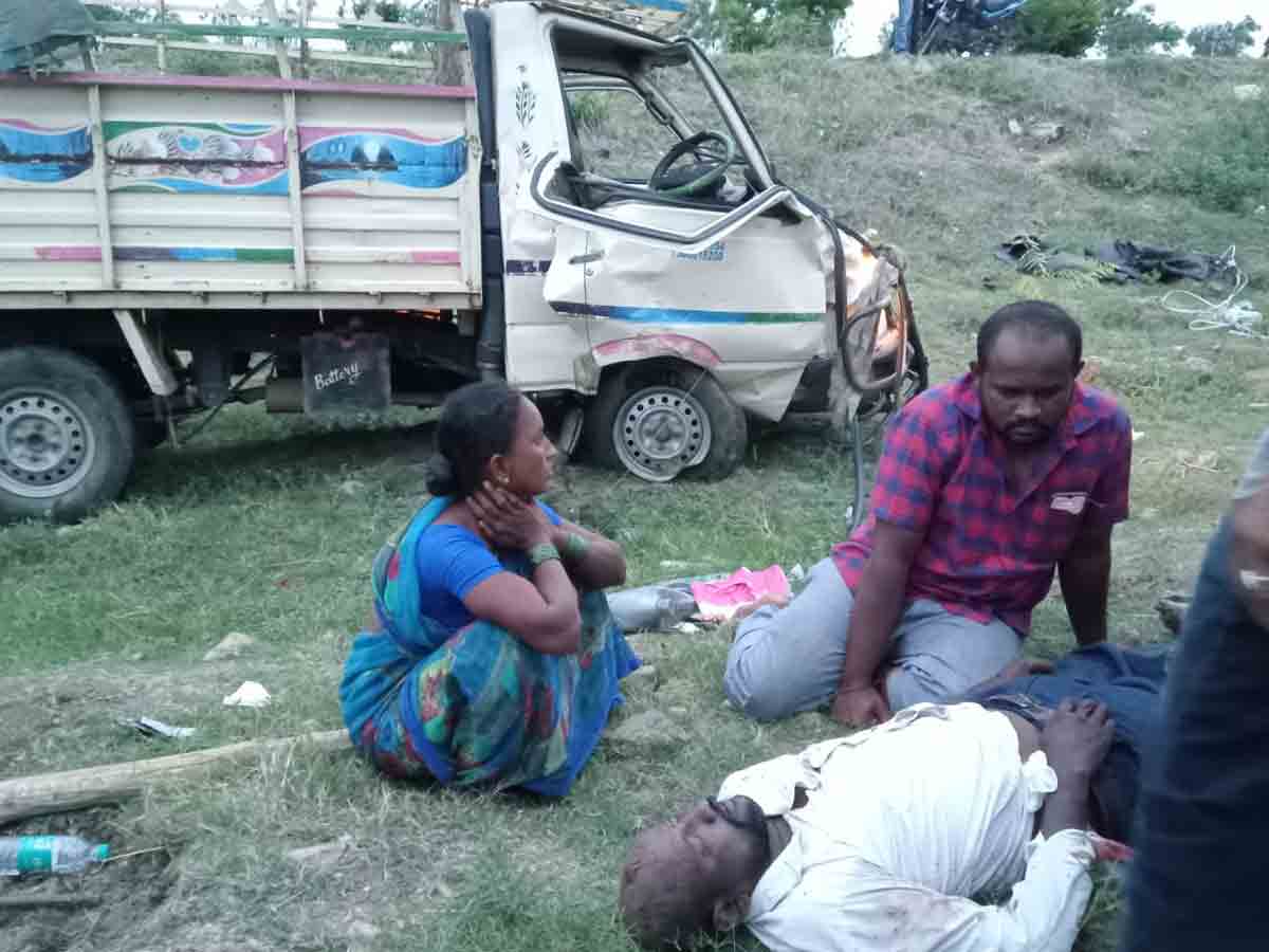 బోల్తాపడిన కూరగాయల ఆటో.. వ్యక్తి మృతి