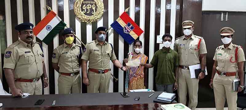 ఇద్దరు మావోయిస్టు దళ సభ్యుల లొంగుబాటు