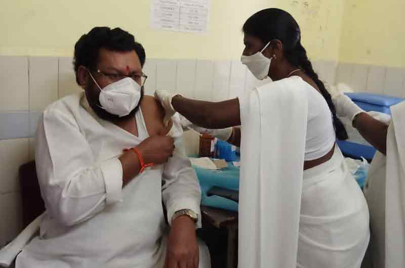 టీకా కోసం బారులు..