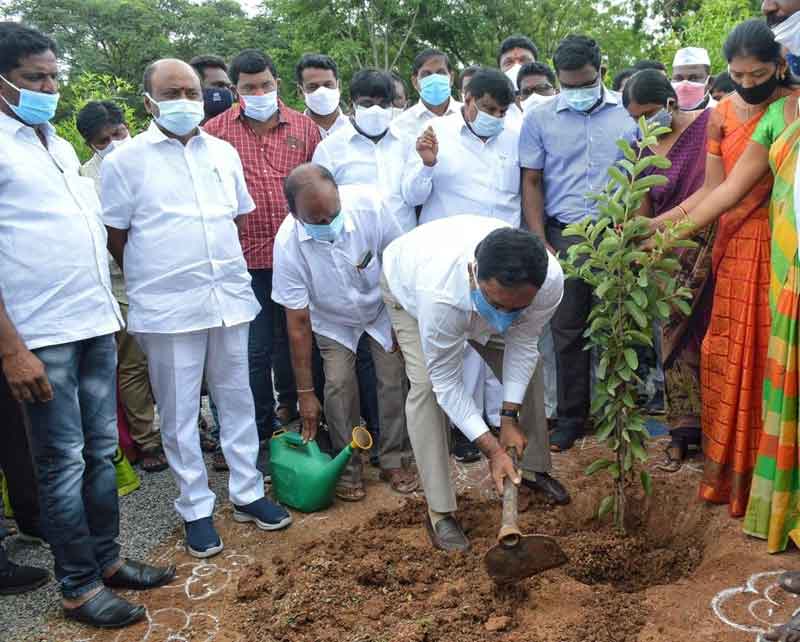 కేంద్రం ఒక్క రూపాయి ఇయ్యలె