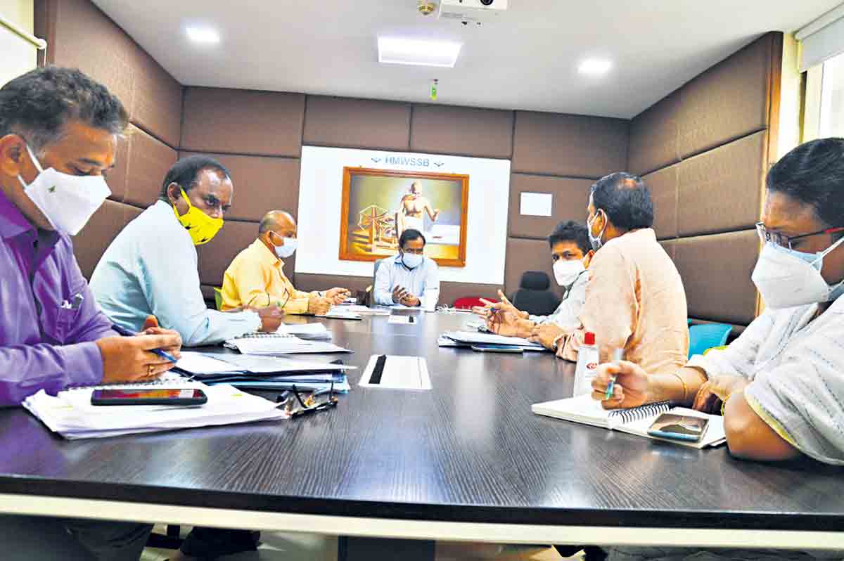 మ్యాన్‌హోళ్ల మరమ్మతులకు రూ.12కోట్లు