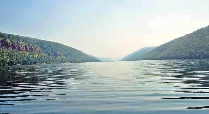 బాధ్యత మరిచి పెత్తనమా?