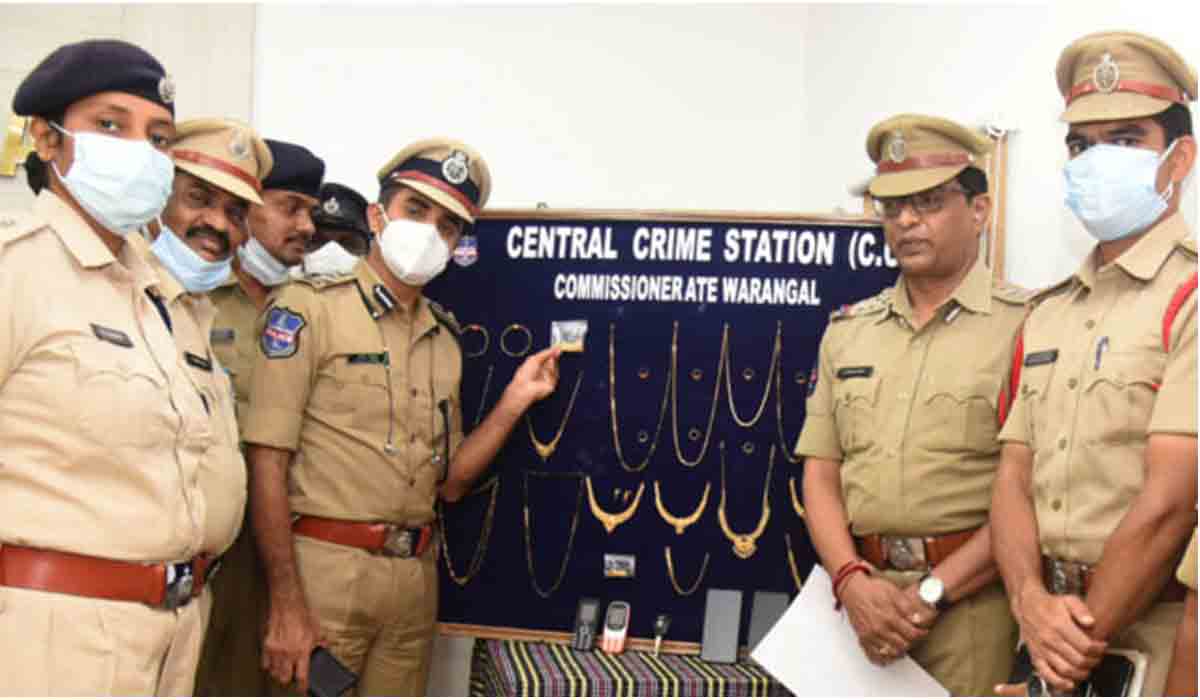 ఇద్ద‌రు మ‌హిళా దొంగ‌లు అరెస్టు.. రూ.24 ల‌క్ష‌ల సొత్తు స్వాధీనం