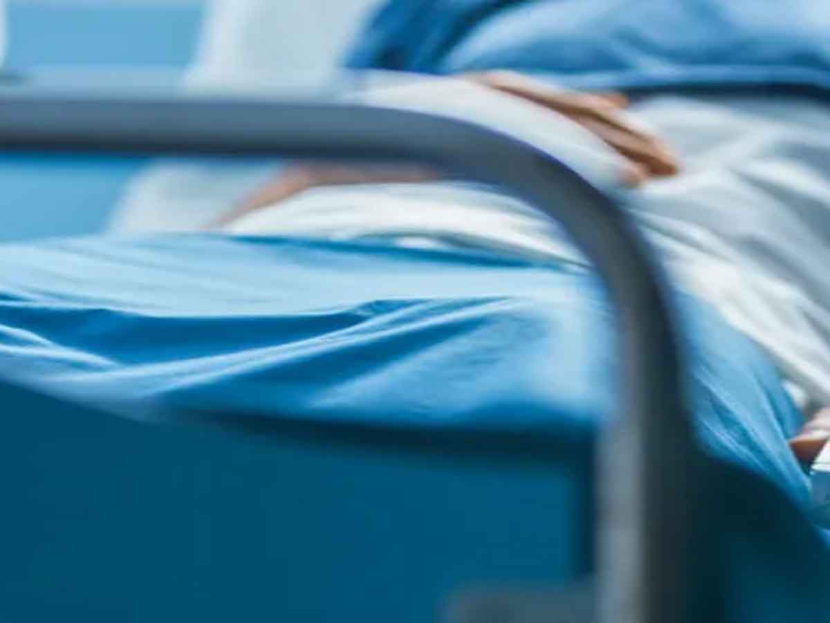 భార్యకు నిప్పు పెట్టి రోడ్డుపై పడేసిన భర్త