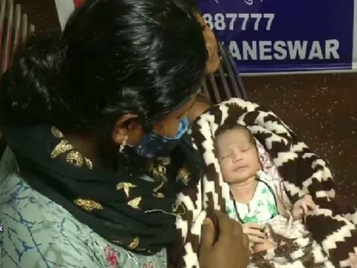 రైల్వే స్టేషన్‌లో ఆగిన రైలులో ప్రసవించిన మహిళ