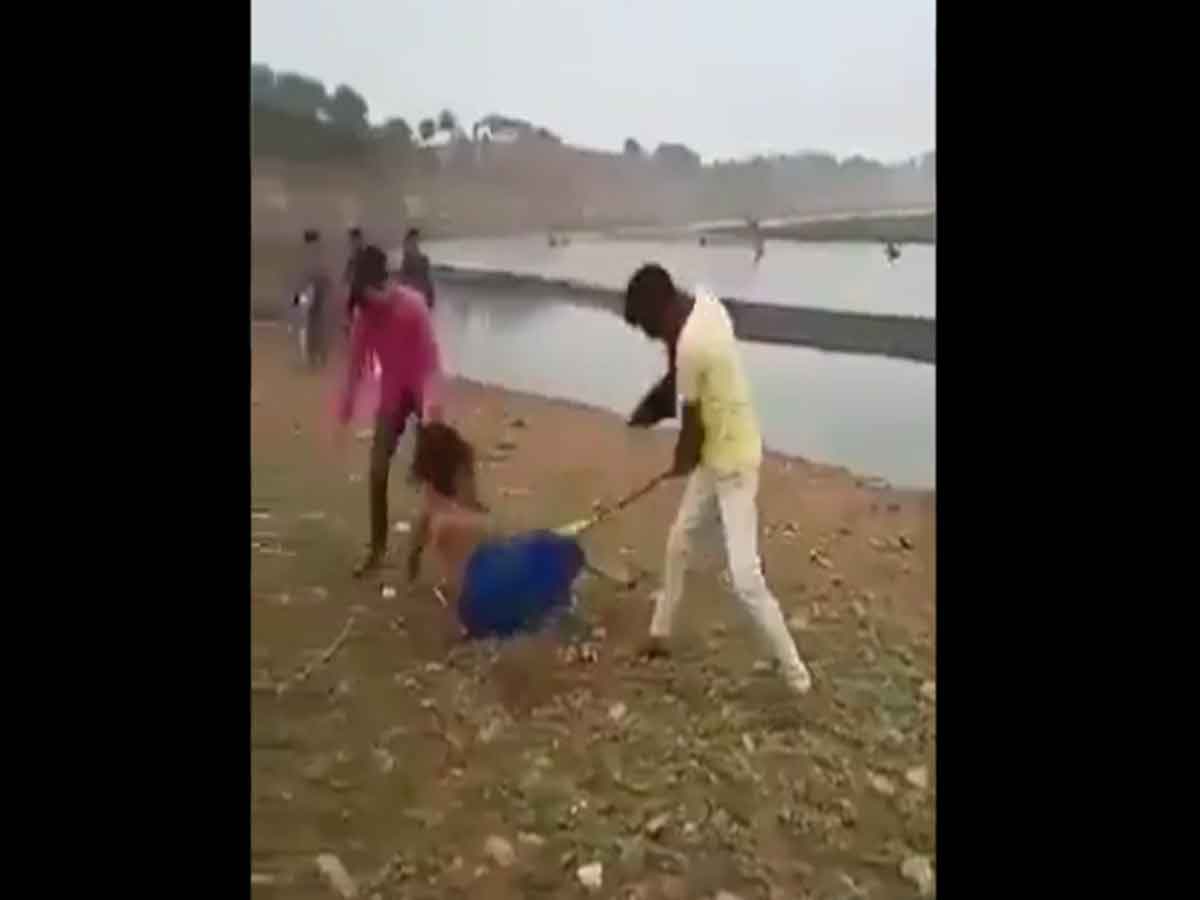 బావలతో మాట్లాడిన యువతులను చావబాదిన కుటుంబ సభ్యులు