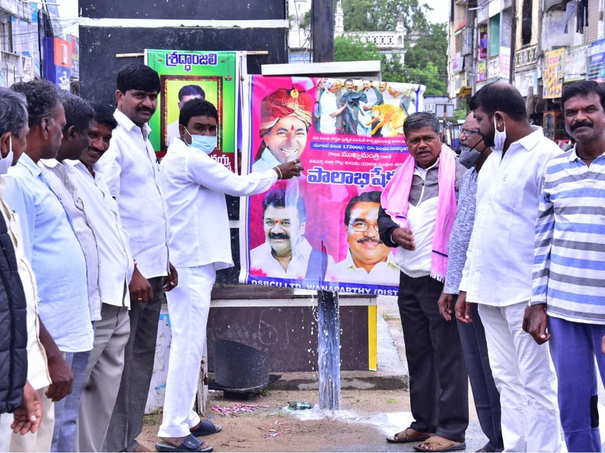 సీఎం కేసీఆర్‌ చిత్రపటానికి పాలాభిషేకం