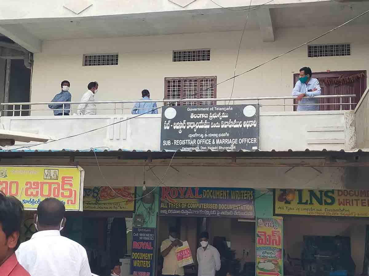 యాదగిరిగుట్ట సబ్ రిజిస్ట్రార్ కార్యాలయంలో ఏసీబీ దాడులు