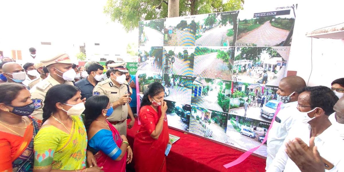 సీసీ కెమెరాలతో నేరాల అదుపు