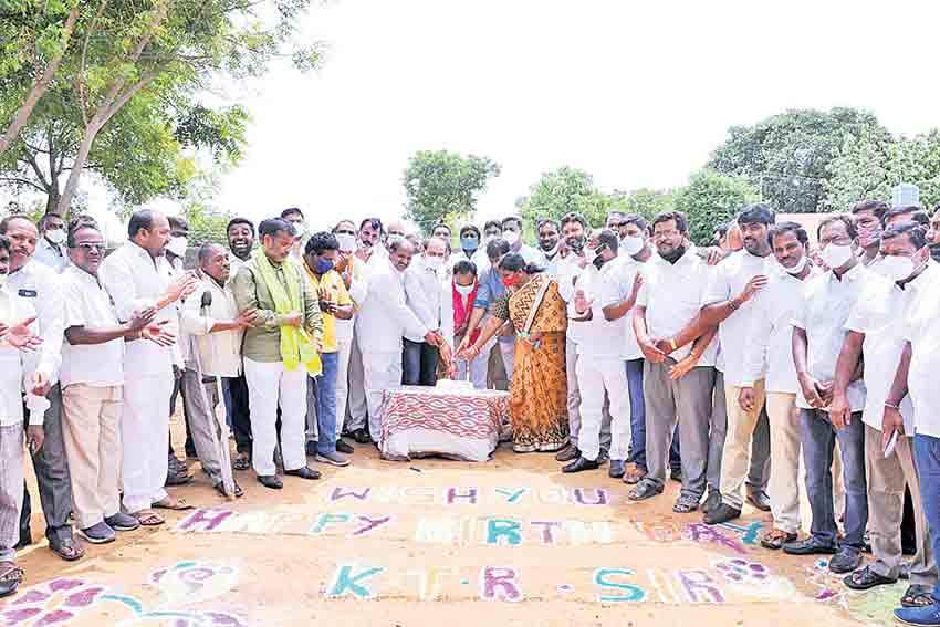 ప్రతి ఒక్కరూ మొక్కలు నాటాలి