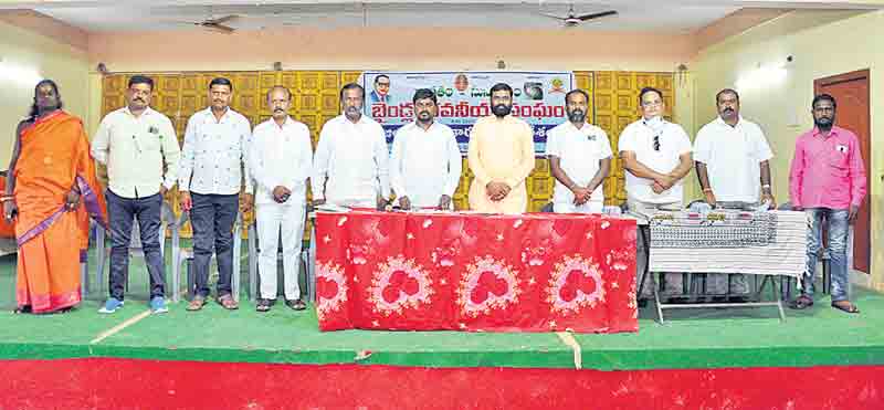 దళితబంధును స్వాగతిస్తున్నాం