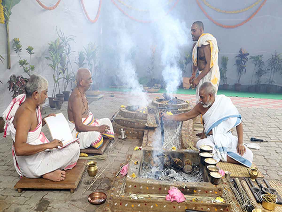 శాస్త్రోక్తంగా స‌ర్వ పృష్టేష్టి యాగం..